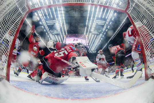 Malmö Redhawks målvakt Adam Werner gör en räddning