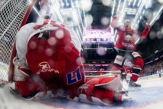 Malmö Redhawks Marcus Sylvegård jublar