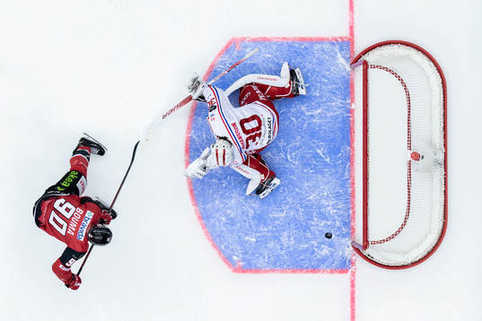 Malmö Redhawks Lance Bouma med en målchans mot Timrås