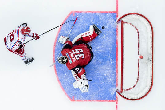Timrås Robin Hanzl gör 0-2 bakom Malmö Redhawks målvakt