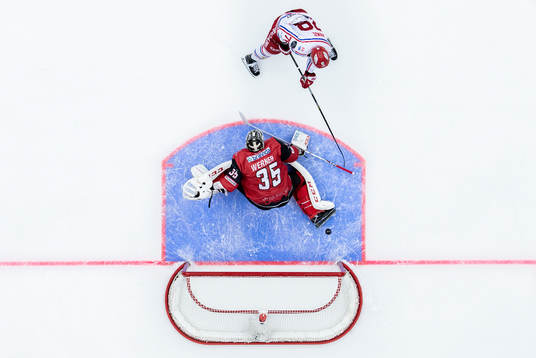 Timrås Robin Hanzl gör 0-2 bakom Malmö Redhawks målvakt