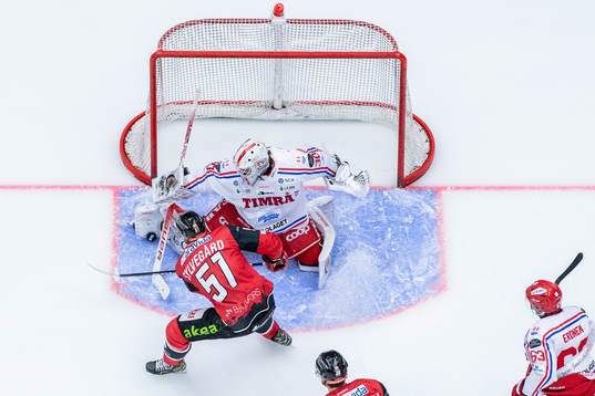 Malmö Redhawks Emil Sylvegård oroar mot Timrås målvakt