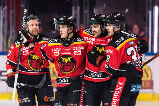 Luleås Linus Fröberg jublar med Leo Komarov, Julius Honka