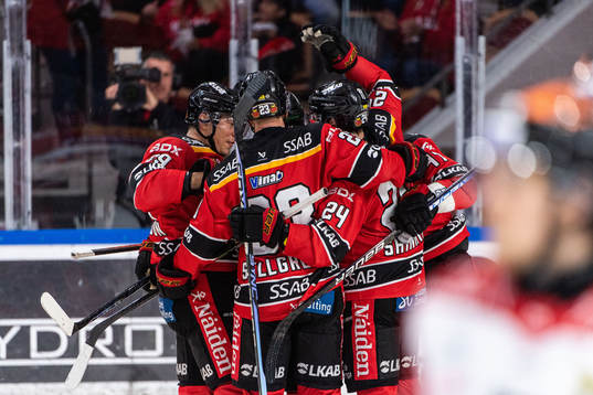 Luleås Leo Komarov jublar med lagkamrater
