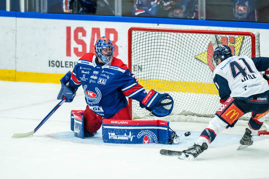 Linköpings Broc Little gör 1-1 bakom Oskarshamns målvakt