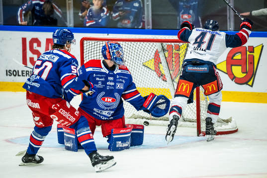 Linköpings Broc Little gör 1-1 bakom Oskarshamns målvakt