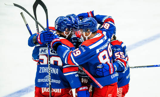 Oskarshamns Patrik Karlkvist jublar med lagkamrater