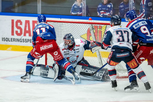 Oskarshamns Antti Suomela och Linköpings målvakt Marcus