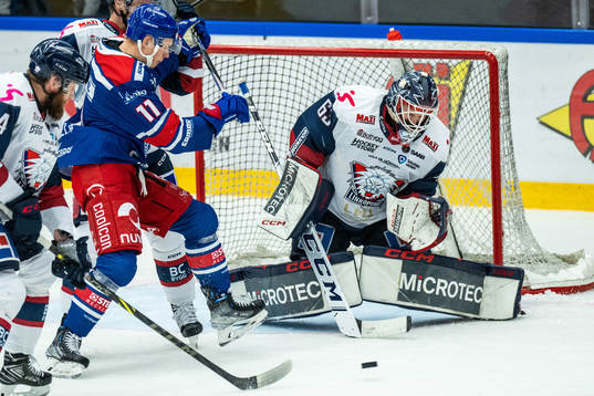 Linköpings Jonas Junland och målvakt Marcus Högberg mot