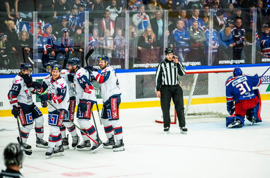 Linköpings Sebastian Strandberg jublar med lagkamrater