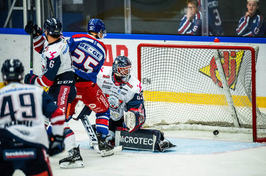 Oskarshamns David Quenneville  (ej i bild) gör 3-1 bakom