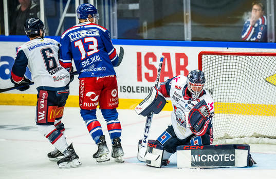 Linköpings Craig Schira och målvakt Marcus Högberg mot