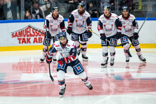 Linköpings Broc Little jublar med lagkamrater