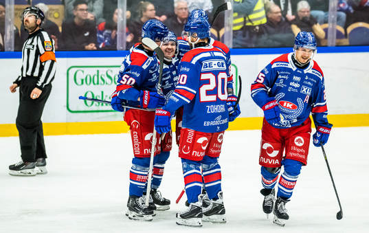 Oskarshamns David Quenneville jublar med lagkamrater