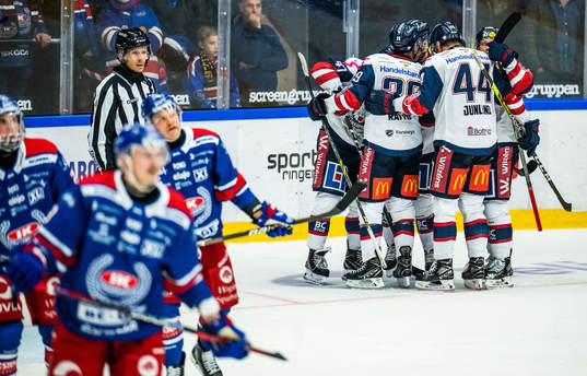 Linköpings Patrick Russell jublar med lagkamrater