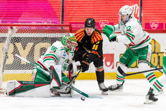 Rögles målvakt Christoffer Rifalk och Brady Ferguson mot