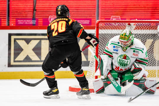 Brynäs Oula Palve och Rögles målvakt Christoffer Rifalk