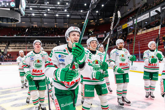 Rögles spelare jublar