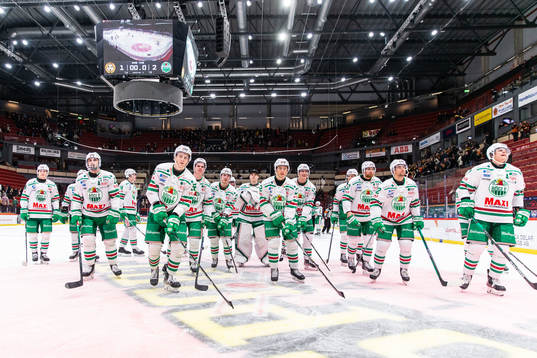 Rögles spelare jublar