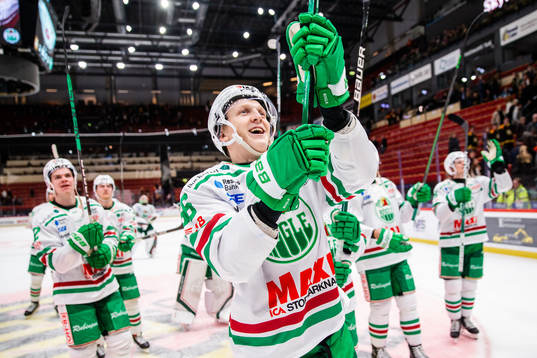 Rögles Adam Engström jublar
