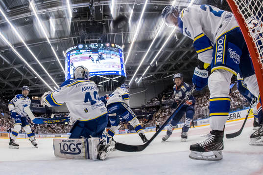 Växjös Kalle Kossila gör 1-3 bakom Leksands målvakt