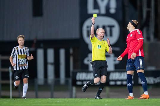 Domare Per Melin tilldelar Utsiktens Jesper Brandt gult kort