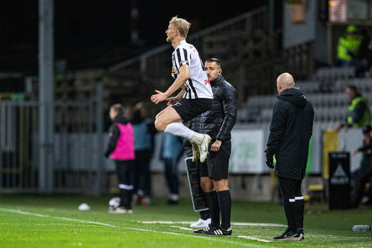 Landskronas Viktor Wihlstrand på väg att bytas in