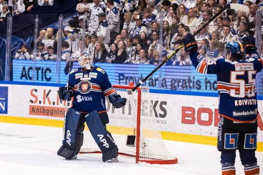 Växjös målvakt Emil Larmi jubel