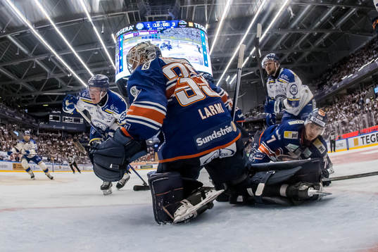 Växjös målvakt Emil Larmi och Leksands Kalle Östman och