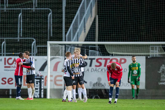 Landskronas spelare jublar, och Utsiktens spelare deppar