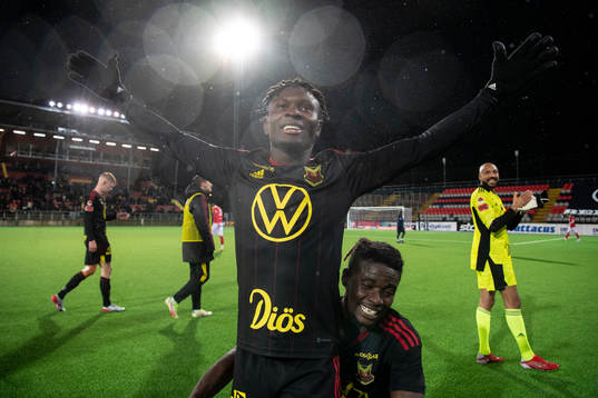 Östersunds Sam Mensiro jublar