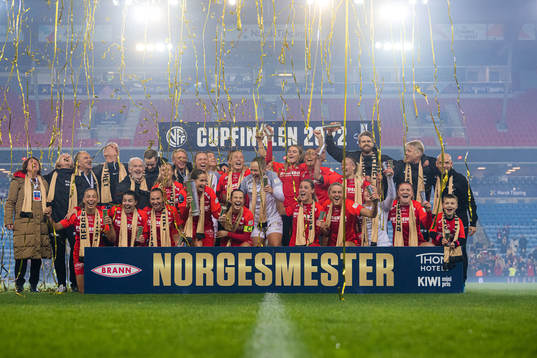 Players of Brann celebrates with the trophy