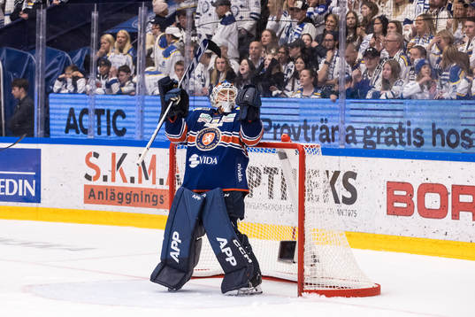 Växjös målvakt Emil Larmi jubel