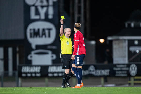 Domare Per Melin tilldelar Utsiktens Jesper Brandt gult kort