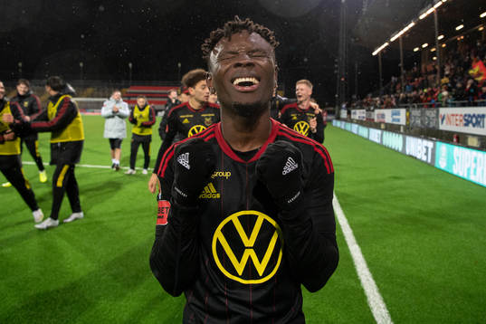 Östersunds Sam Mensiro jublar