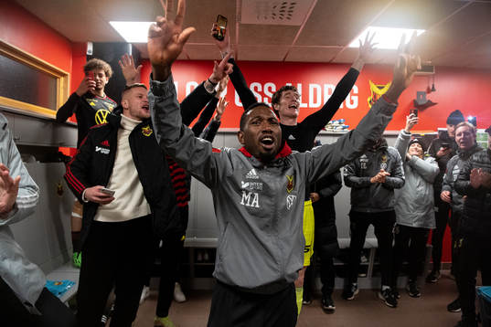 Östersunds materialförvaltare Moubarak Abdallah jublar i