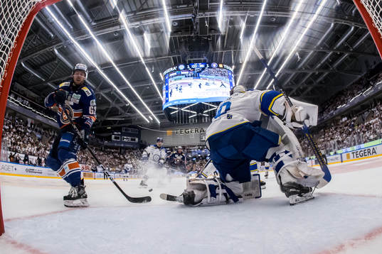 Växjös Manuel Ågren och Leksands målvakt Mantas Armalis