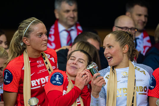 Maria Dybwad Brochmann, Cecilie Redisch Kvamme and Aurora