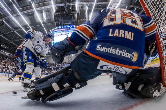 Leksands Kalle Östman och Växjös målvakt Emil Larmi