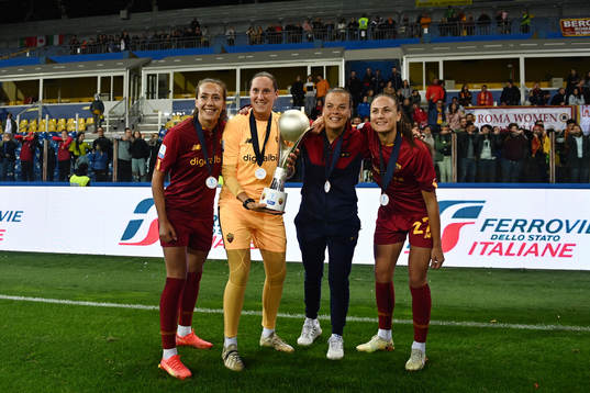 Swedish players Elin Landström, Emma Lind, Stephanie