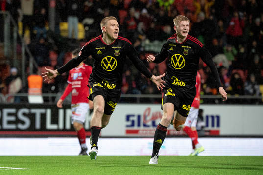 Östersunds Simon Kroon och Malcolm Stolt jublar
