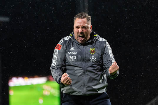 Östersunds tränare Magnus Powell jublar