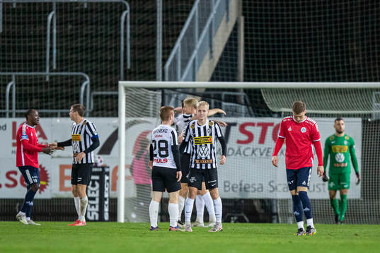 Landskronas spelare jublar, och Utsiktens spelare deppar