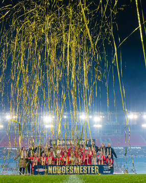 Players of Brann celebrates with the trophy