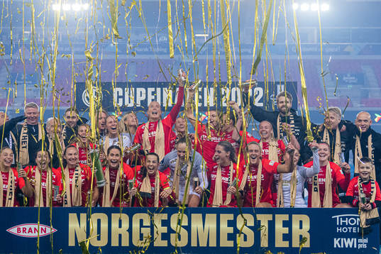 Players of Brann celebrates with the trophy