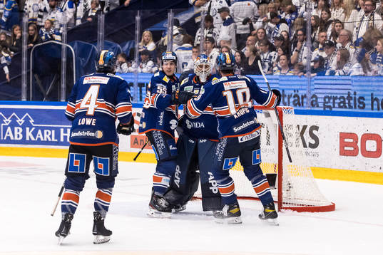 Växjös målvakt Emil Larmi jubel