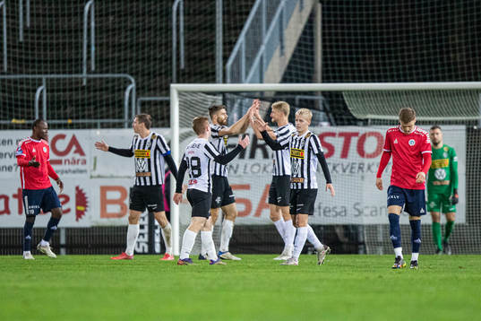 Landskronas spelare jublar, och Utsiktens spelare deppar