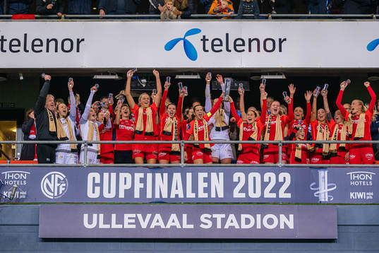 Players of Brann celebrates with the trophy