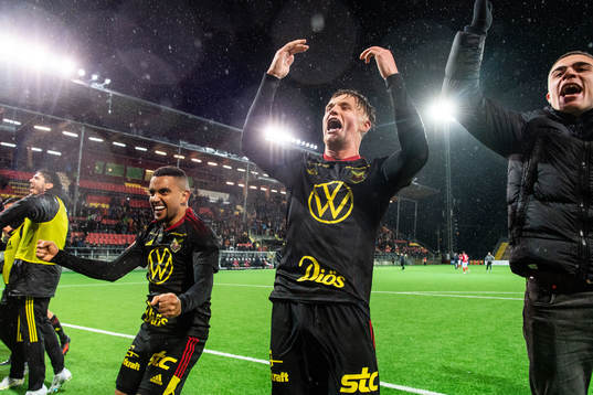 Östersunds Sebastian Karlsson Grach jublar