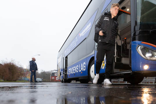IFK Göteborgs Felix Eriksson lämnar spelarbussen